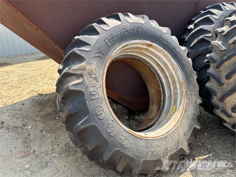 Quantity of (4) 18.4 - 38 Tires Opony, koła i felgi