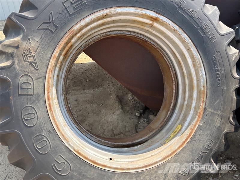 Quantity of (4) 18.4 - 38 Tires Opony, koła i felgi