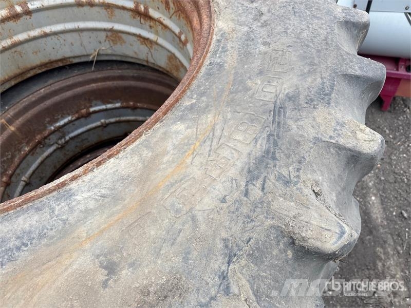 Quantity of (4) 20.8R38 Tires Gume, točkovi i felne
