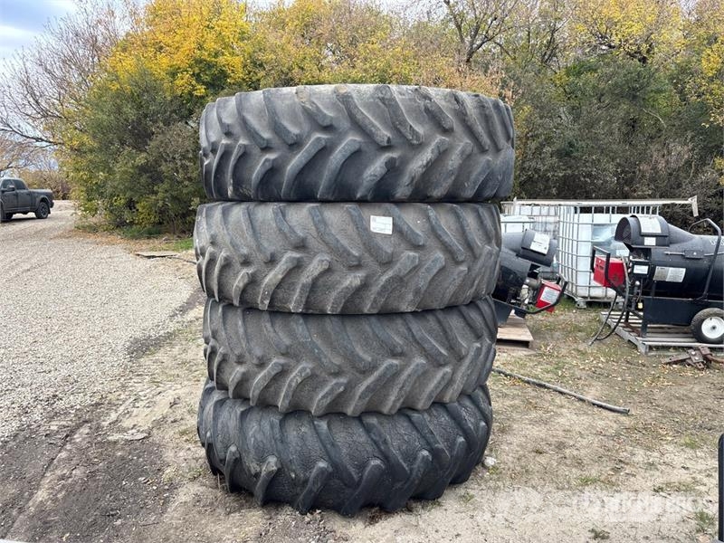 Quantity of (4) 20.8R38 Tires Gume, točkovi i felne