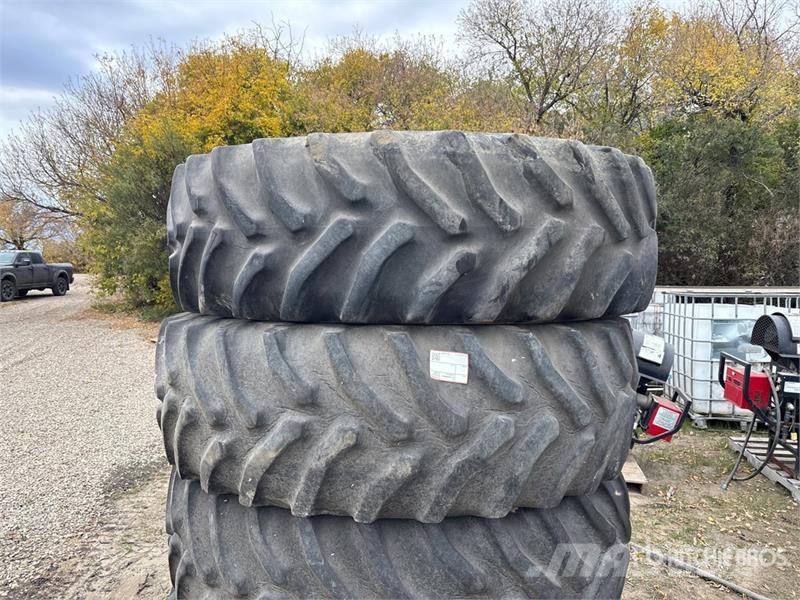 Quantity of (4) 20.8R38 Tires Gume, točkovi i felne