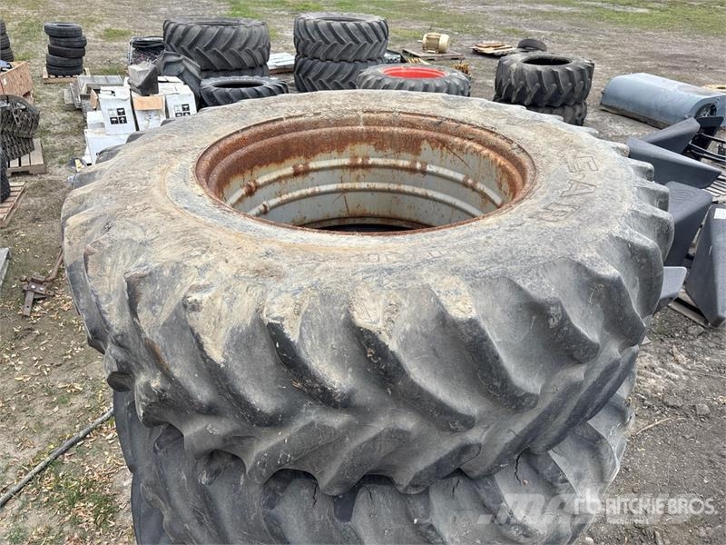 Quantity of (4) 20.8R38 Tires Gume, točkovi i felne
