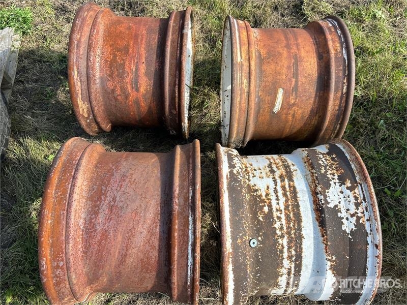 Quantity of (4) 22.5 in Steel Rims Drugi deli