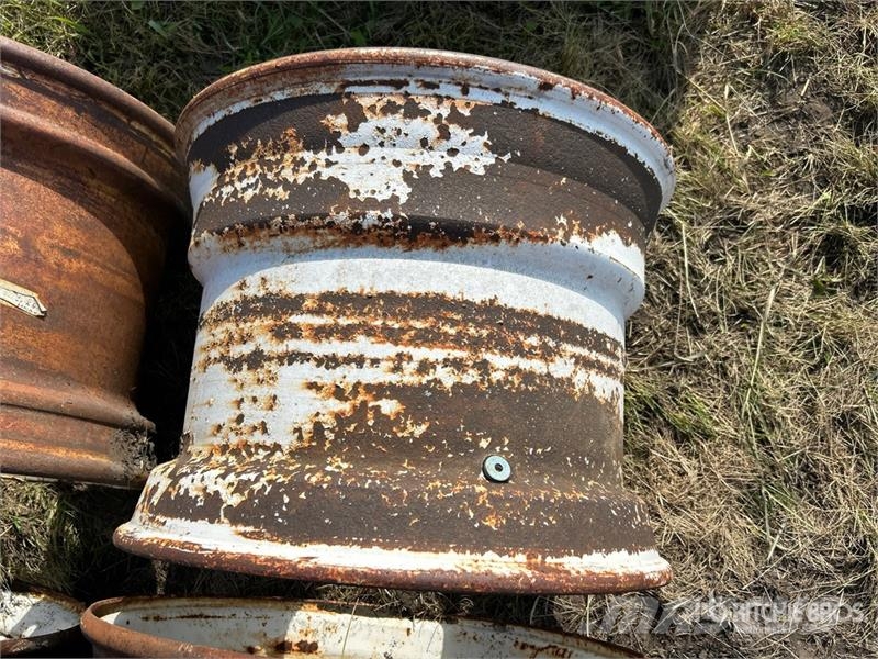 Quantity of (4) 22.5 in Steel Rims Drugi deli