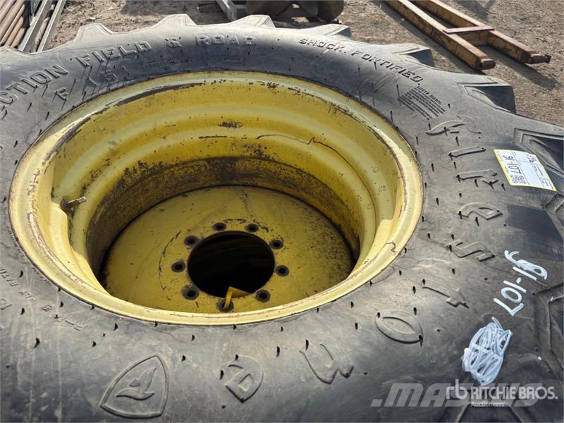 Quantity of (4) 23.1-26 Tires الإطارات والعجلات والحافات