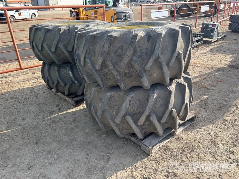 Quantity of (4) 23.1-26 Tires الإطارات والعجلات والحافات