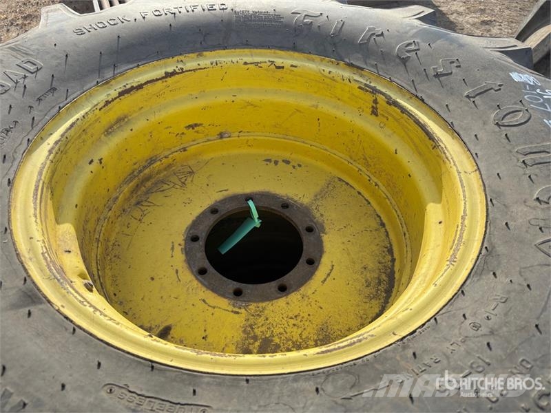 Quantity of (4) 23.1-26 Tires الإطارات والعجلات والحافات