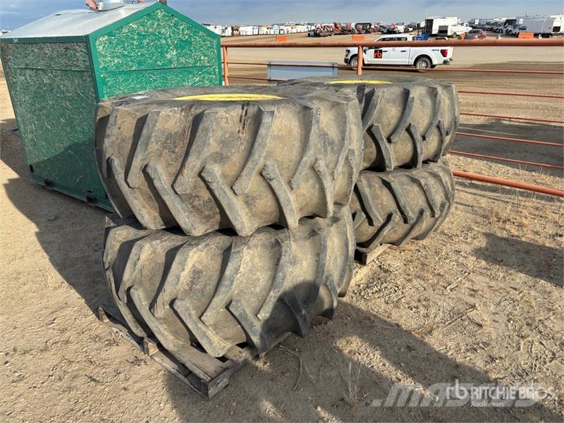 Quantity of (4) 23.1-26 Tires الإطارات والعجلات والحافات