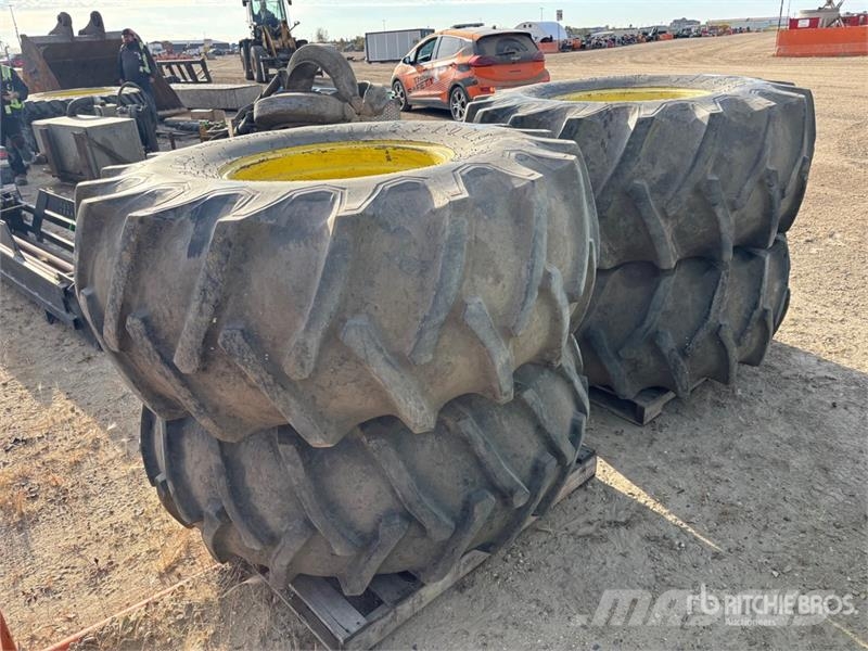 Quantity of (4) 23.1-26 Tires الإطارات والعجلات والحافات