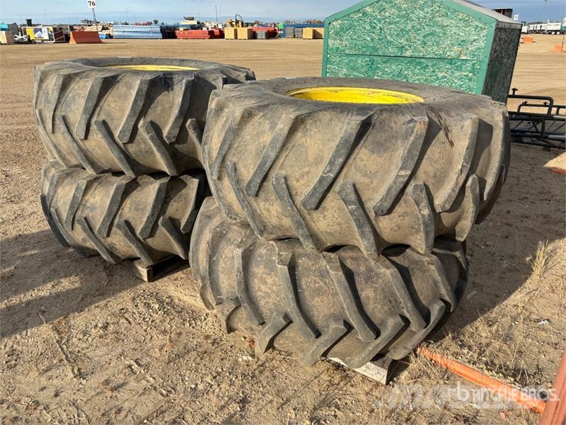 Quantity of (4) 23.1-26 Tires الإطارات والعجلات والحافات