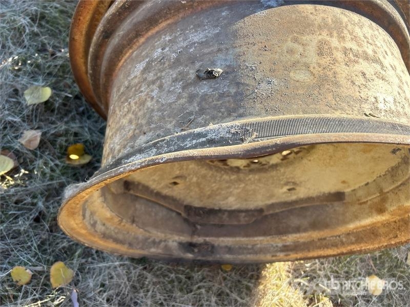 Quantity of (4) 25 in Steel Wheels Gume, točkovi i felne