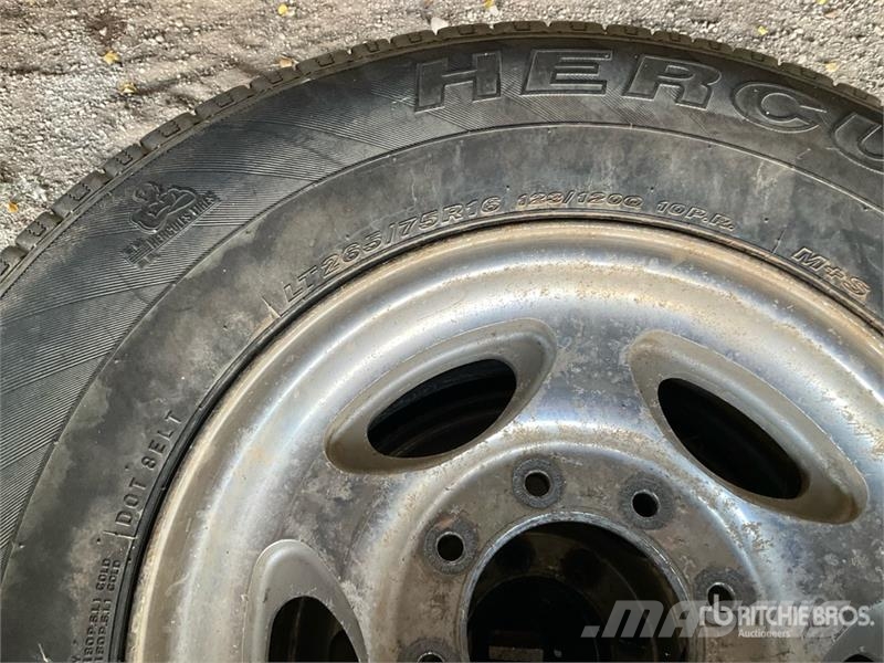 Quantity of (4) 265/75R16 Tires - Fits Ford F250 Gume, kotači i naplatci