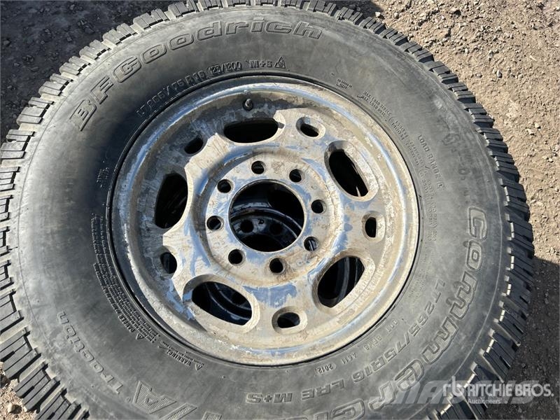 Quantity of (4) 265/75R16 16 Inch Tires Pneumatiky, kola a ráfky