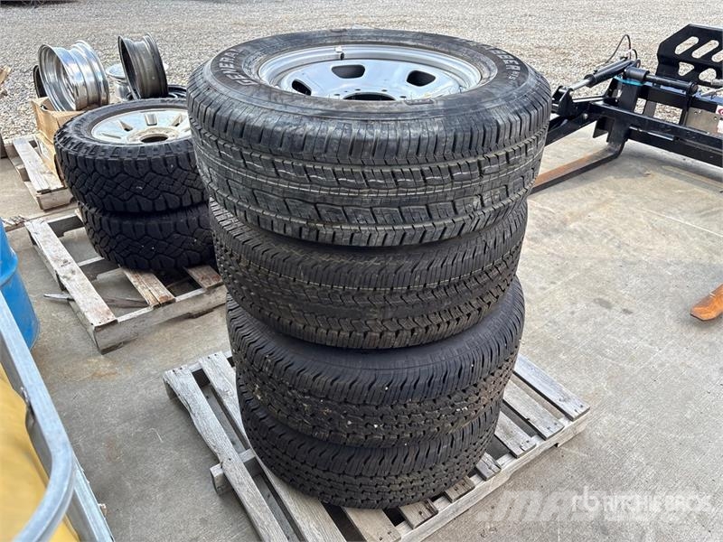 Quantity of (4) 275/65R18 Tires Tyres, wheels and rims