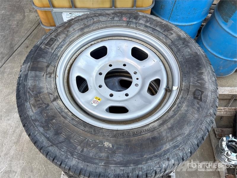 Quantity of (4) 275/65R18 Tires Tyres, wheels and rims