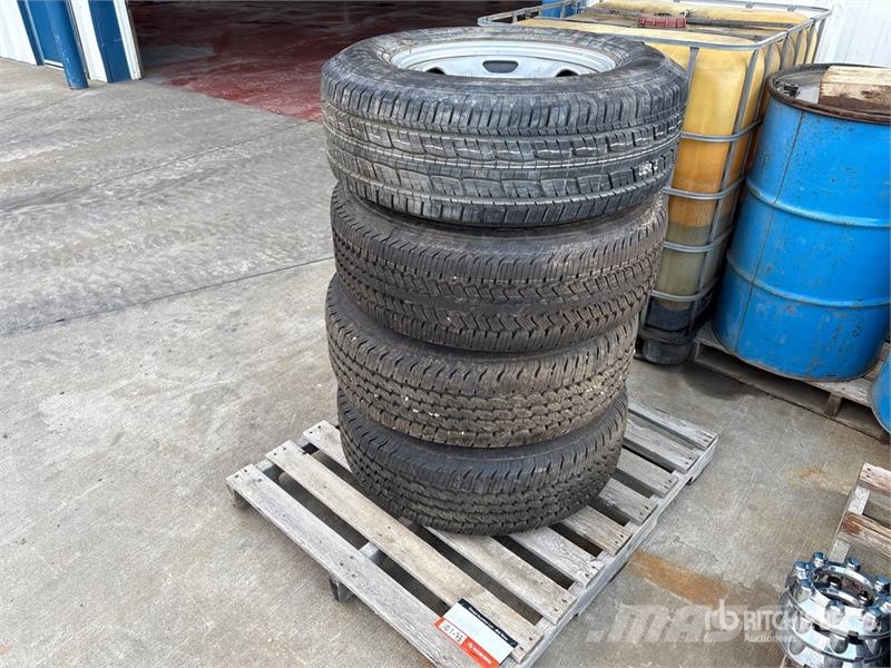 Quantity of (4) 275/65R18 Tires Tyres, wheels and rims