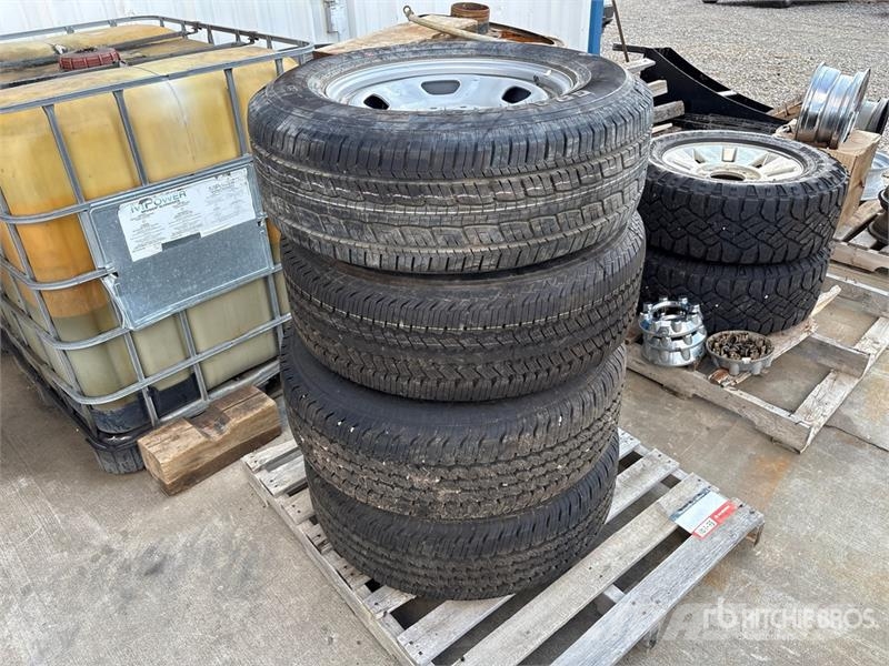 Quantity of (4) 275/65R18 Tires Tyres, wheels and rims