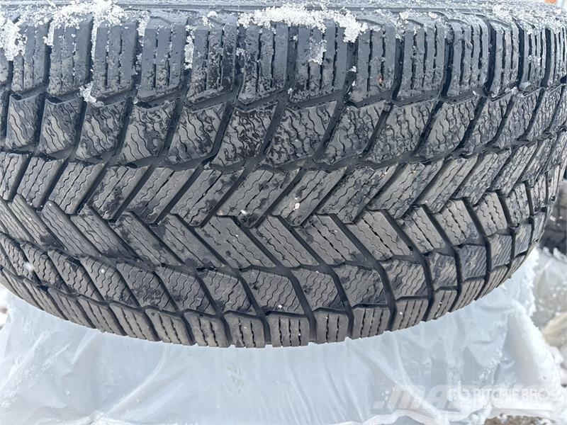 Quantity of (4) 285/45R22 Winter Tires Gume, kotači i naplatci