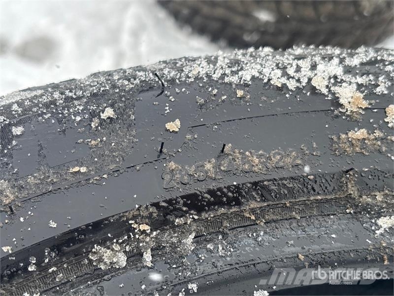 Quantity of (4) 285/45R22 Winter Tires Gume, kotači i naplatci