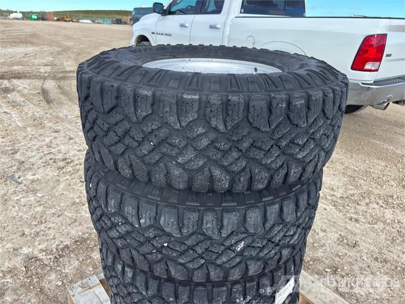 Quantity of (4) 285/75R16 Duratrac Tires Pneus, roues et jantes