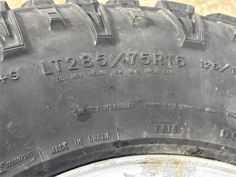 Quantity of (4) 285/75R16 Duratrac Tires Pneus, roues et jantes