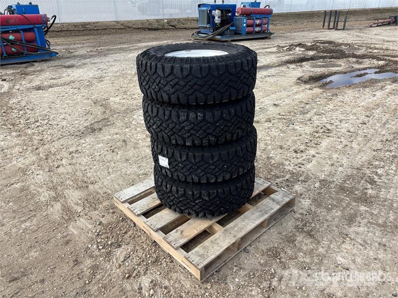 Quantity of (4) 285/75R16 Duratrac Tires Pneus, roues et jantes
