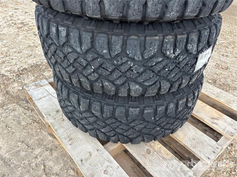 Quantity of (4) 285/75R16 Duratrac Tires Pneus, roues et jantes