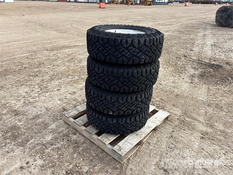Quantity of (4) 285/75R16 Duratrac Tires Pneus, roues et jantes