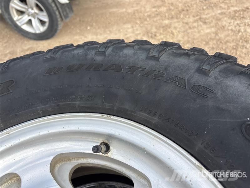Quantity of (4) 285/75R16 Duratrac Tires Pneus, roues et jantes
