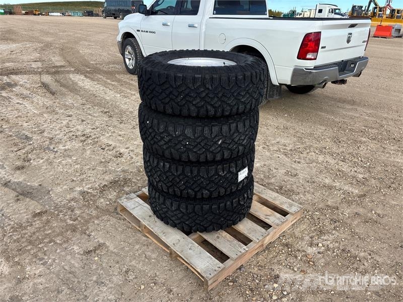 Quantity of (4) 285/75R16 Duratrac Tires Pneus, roues et jantes