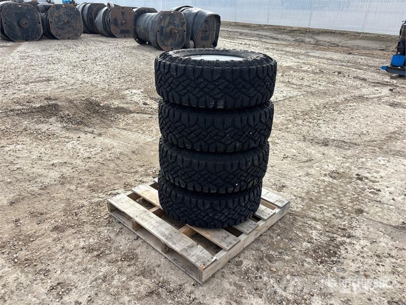 Quantity of (4) 285/75R16 Duratrac Tires Pneus, roues et jantes
