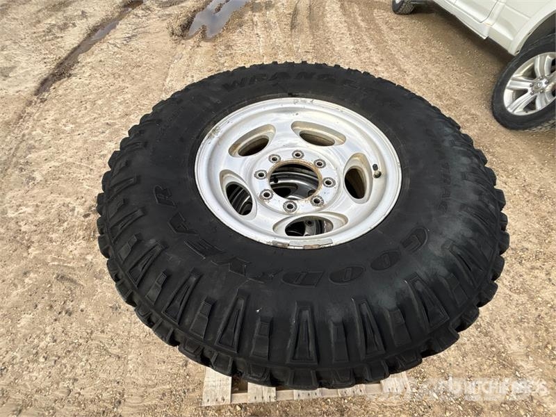 Quantity of (4) 285/75R16 Duratrac Tires Pneus, roues et jantes