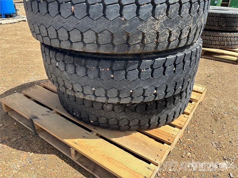  Quantity of (4) 285/75R24.5 Tires Opony, koła i felgi