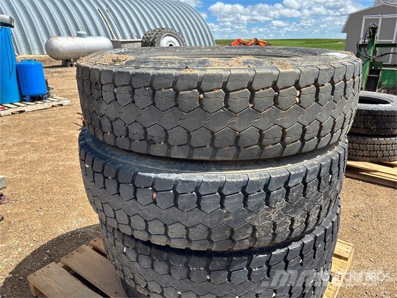  Quantity of (4) 285/75R24.5 Tires Opony, koła i felgi
