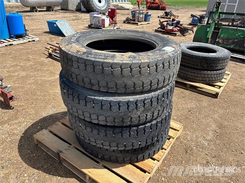  Quantity of (4) 285/75R24.5 Tires Opony, koła i felgi
