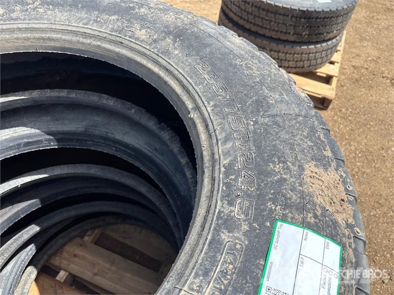  Quantity of (4) 285/75R24.5 Tires Opony, koła i felgi