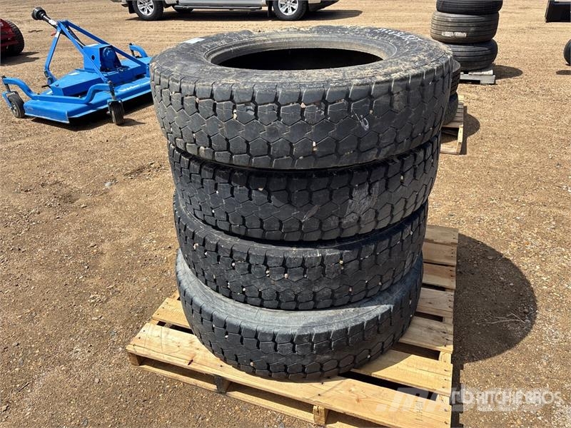  Quantity of (4) 285/75R24.5 Tires Opony, koła i felgi