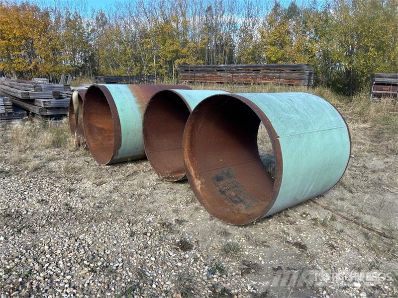 Quantity of (4) 3 ft - 5 ft Steel Tubes Andre komponenter
