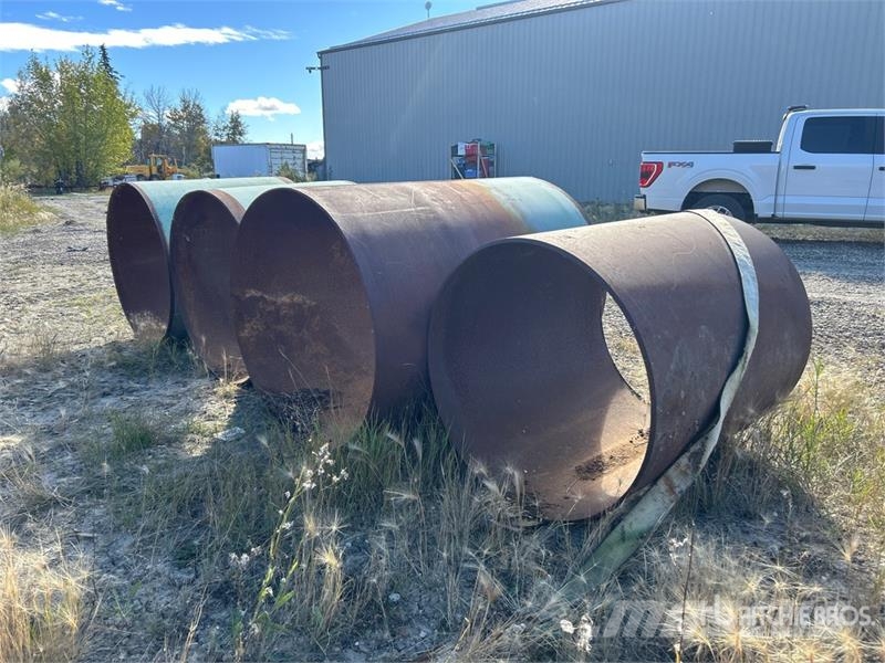 Quantity of (4) 3 ft - 5 ft Steel Tubes Andre komponenter