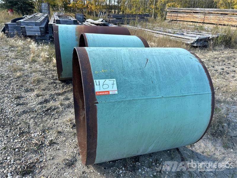 Quantity of (4) 3 ft - 5 ft Steel Tubes Andre komponenter