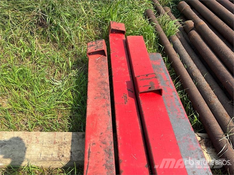 Quantity of (4) 30 ft Steel Mounting Rails Drugi deli
