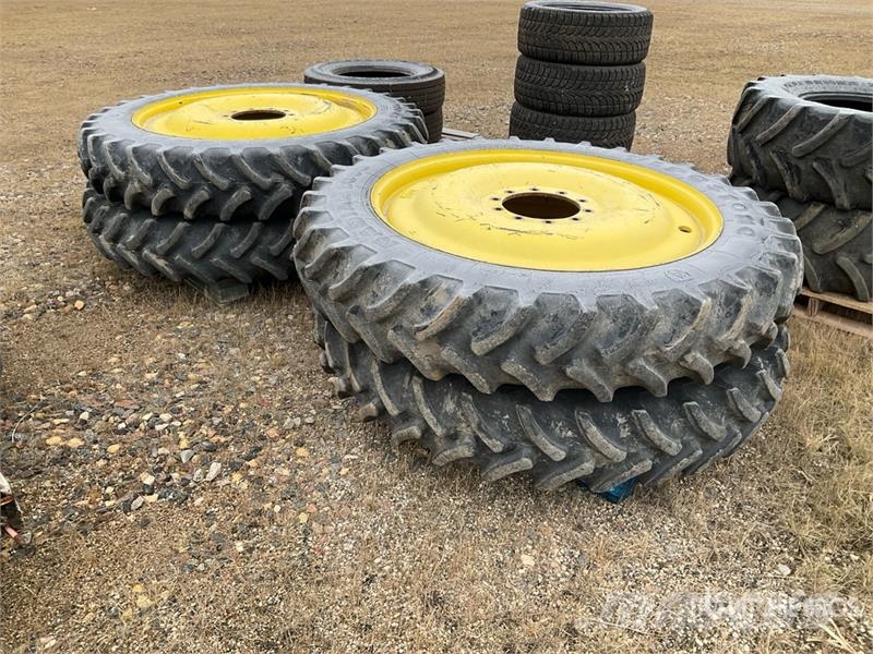 Quantity of (4) 320/90R46 Sprayer Tires - Fits Joh الإطارات والعجلات والحافات