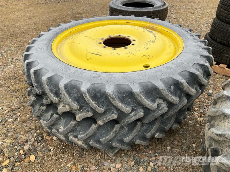 Quantity of (4) 320/90R46 Sprayer Tires - Fits Joh الإطارات والعجلات والحافات