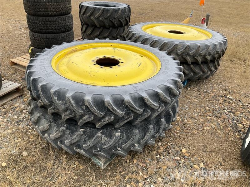 Quantity of (4) 320/90R46 Sprayer Tires - Fits Joh الإطارات والعجلات والحافات