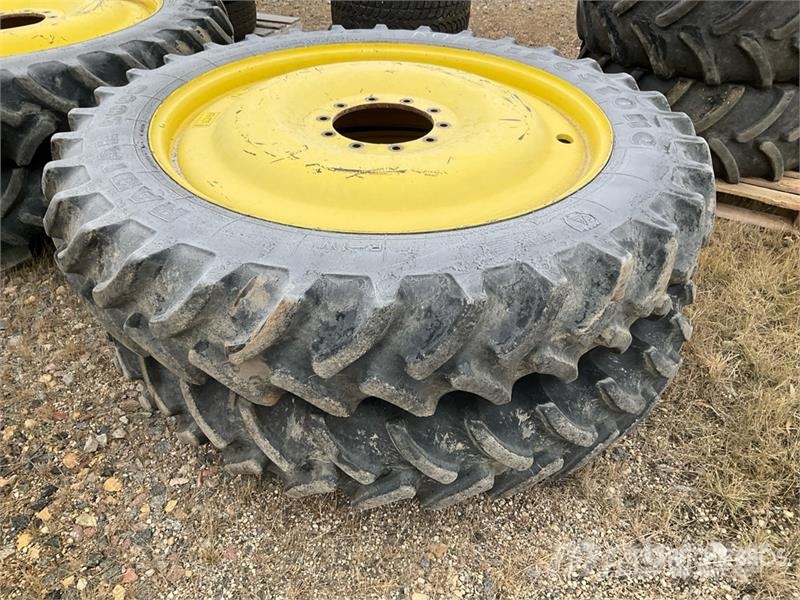 Quantity of (4) 320/90R46 Sprayer Tires - Fits Joh الإطارات والعجلات والحافات