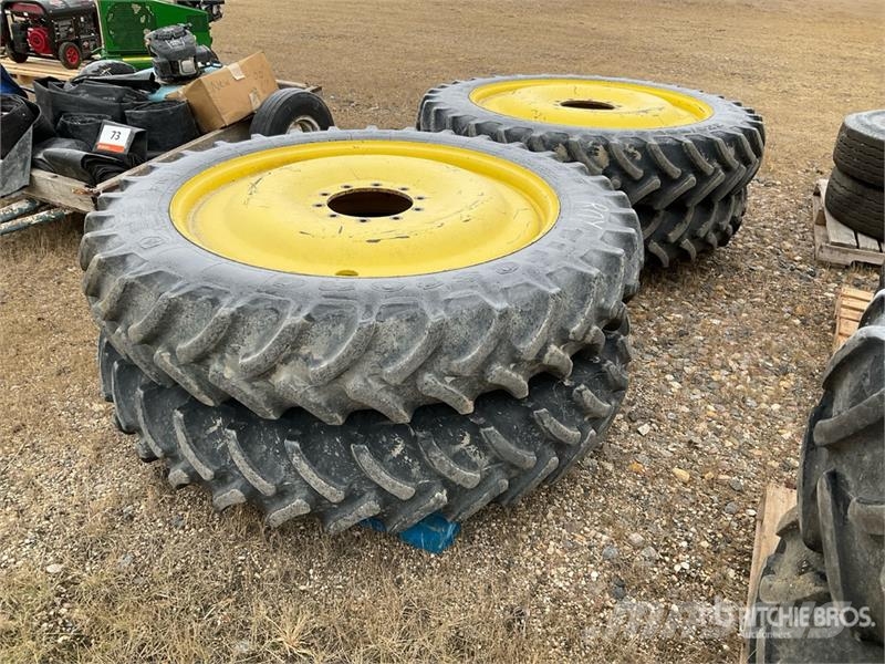Quantity of (4) 320/90R46 Sprayer Tires - Fits Joh الإطارات والعجلات والحافات