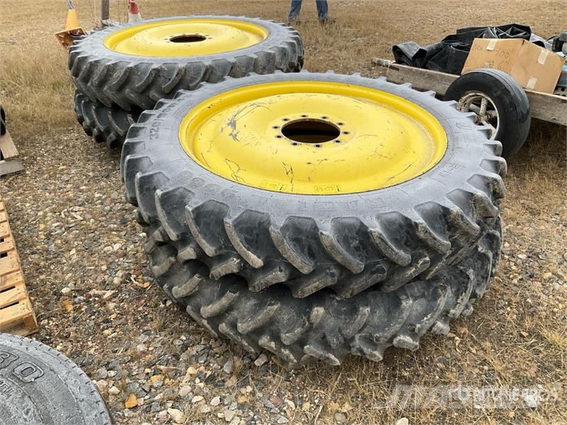 Quantity of (4) 320/90R46 Sprayer Tires - Fits Joh الإطارات والعجلات والحافات