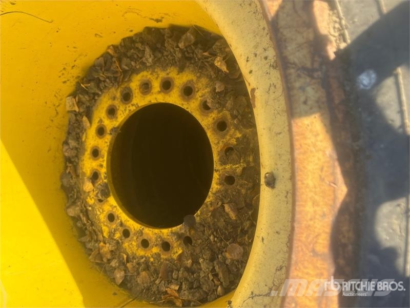  Quantity of (4) 35.5R32 Skidder Tires 轮胎、车轮、轮圈