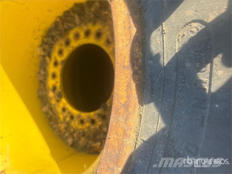  Quantity of (4) 35.5R32 Skidder Tires 轮胎、车轮、轮圈