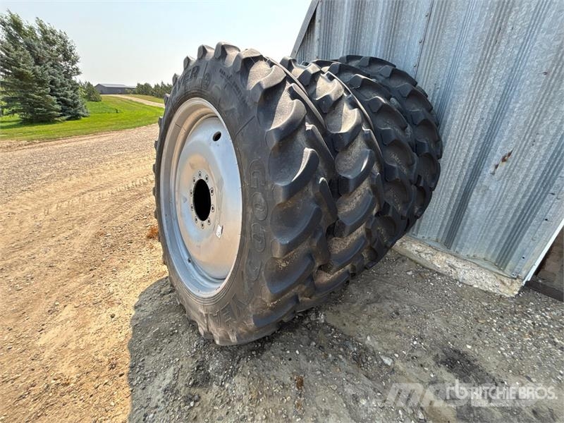Quantity of (4) 380/90R46 Sprayer Tires Tires - Fi Opony, koła i felgi